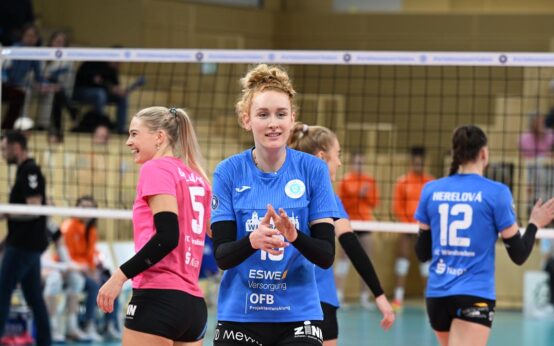 Lena Große-Scharmann beim Aufschlag