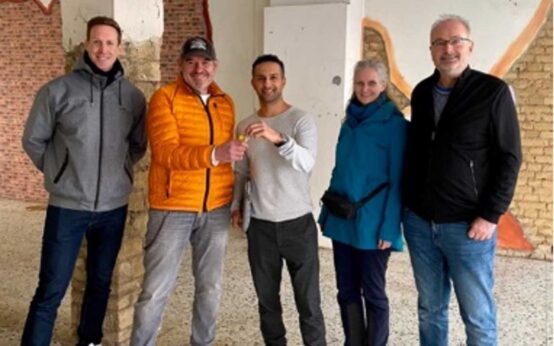 Ideen für Biebrich bekommt die Schüssel für den neuen PopUp-Store: .l.n.r. Dennis Rischer, Frank Döcke, Ehsan Partaw, Tanja Ickes, Claus Alfmeier