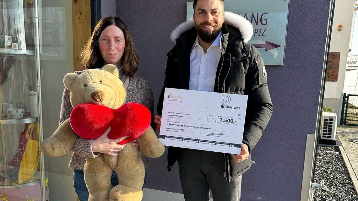 Mit Stolz übergibt Michele Delfonso, Inhaber der Firma Charisma, den Scheck über 1.500 Euro an Marie-Christin Kunz von Bärenherz zur Ausbildung von Therapiehunden