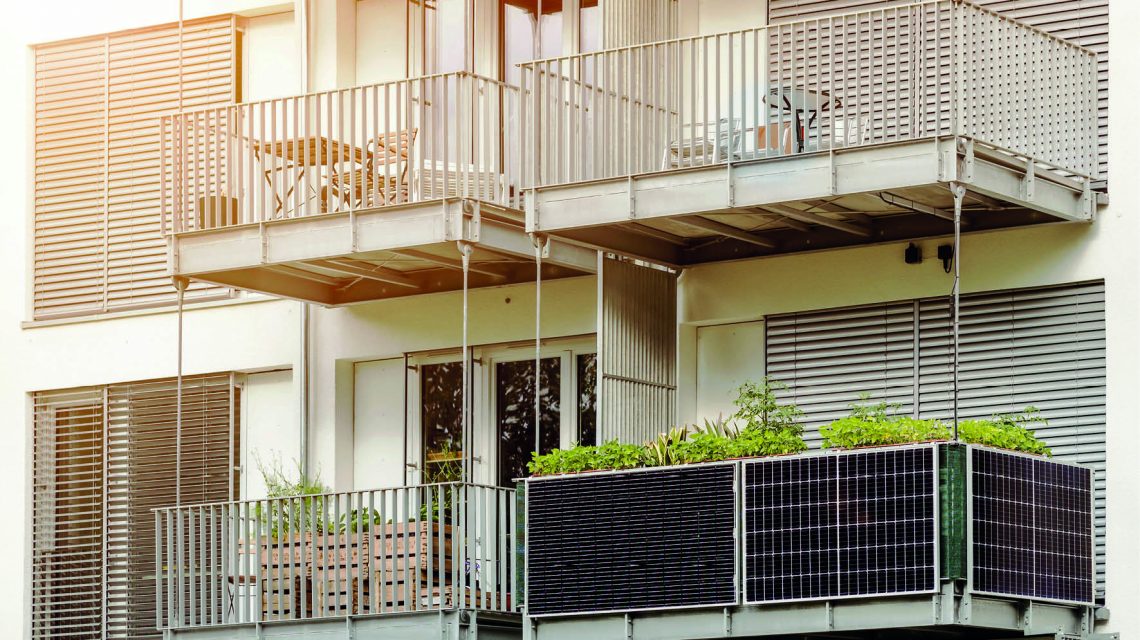 Balkone, an einem ist ein Balkonkraftwerk installiert.