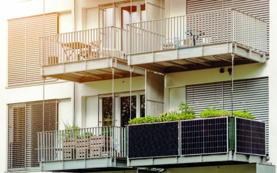 Balkone, an einem ist ein Balkonkraftwerk installiert.