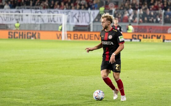 Benedict Hollerbach am Ball, Archivbild