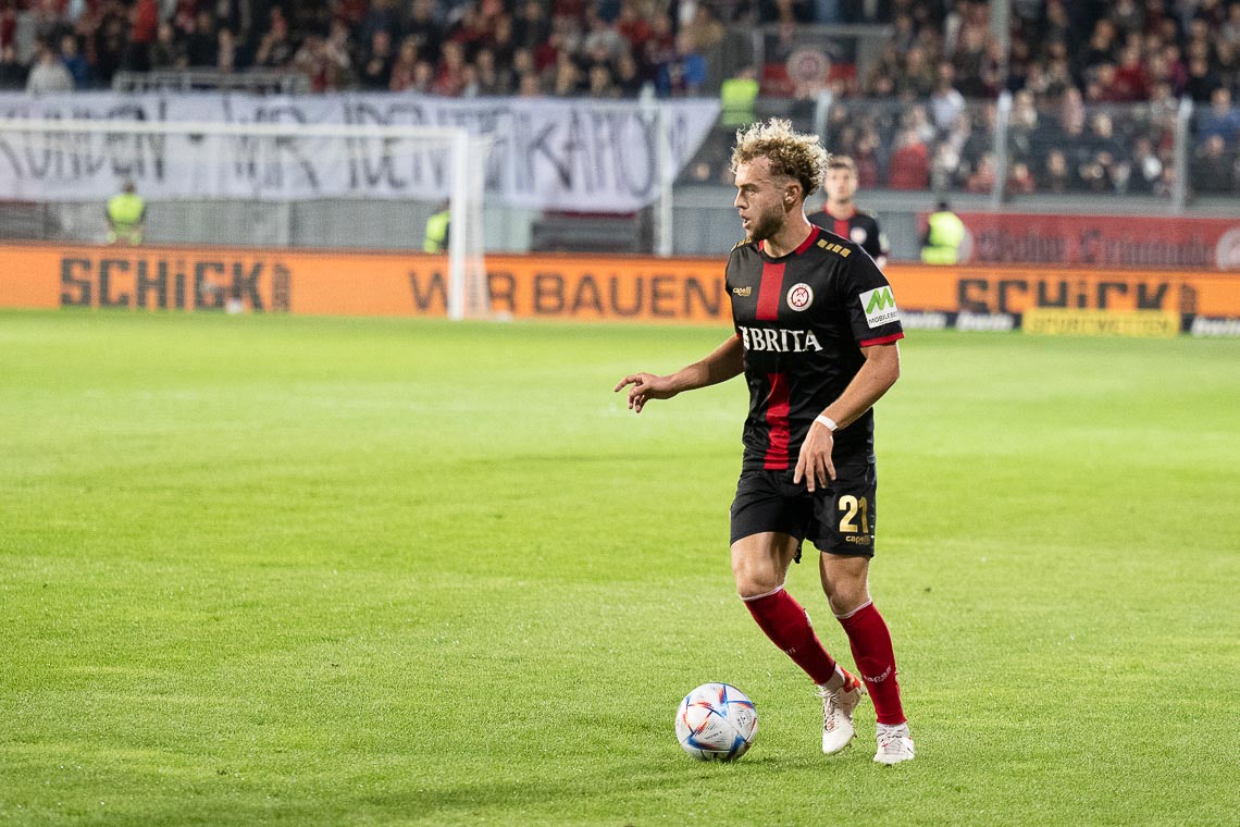 Benedict Hollerbach schießt Wiesabden zum Sieg Wiesbaden lebt