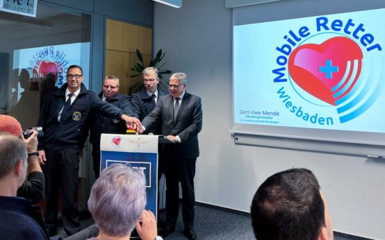 Startschuss für die Mobilen Retter: Marc Dieroff, Dennis Brüntje, Oberbürgermeister Gert-Uwe Mende