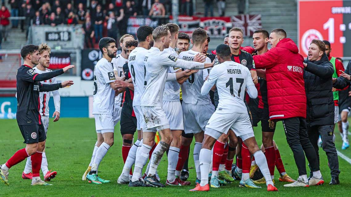 Rudelbidung kurz vor Spielende: SVWW gegen Victoria Köln ©2023 Wiesbaden lebt