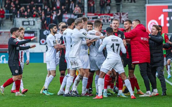 Rudelbidung kurz vor Spielende: SVWW gegen Victoria Köln ©2023 Wiesbaden lebt