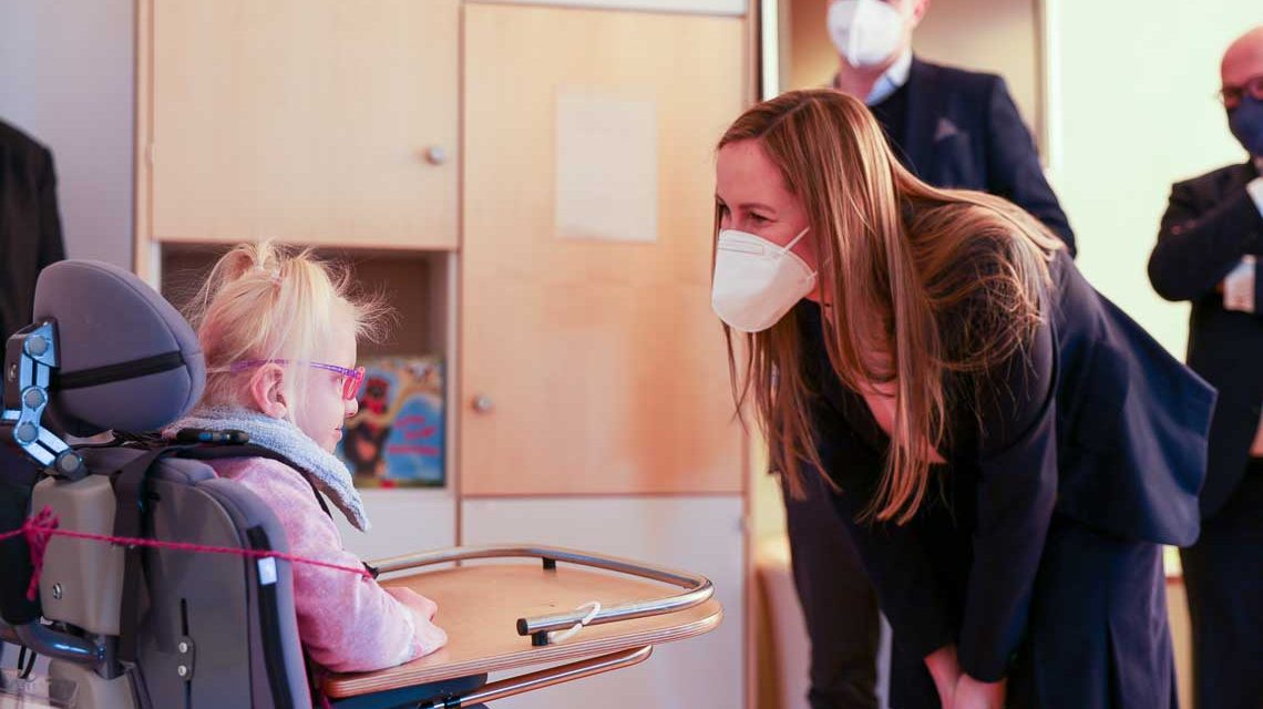 andtagspräsidentin Astrid Wallmann besucht Kinderhospiz Bärenherz in Wiesbaden.