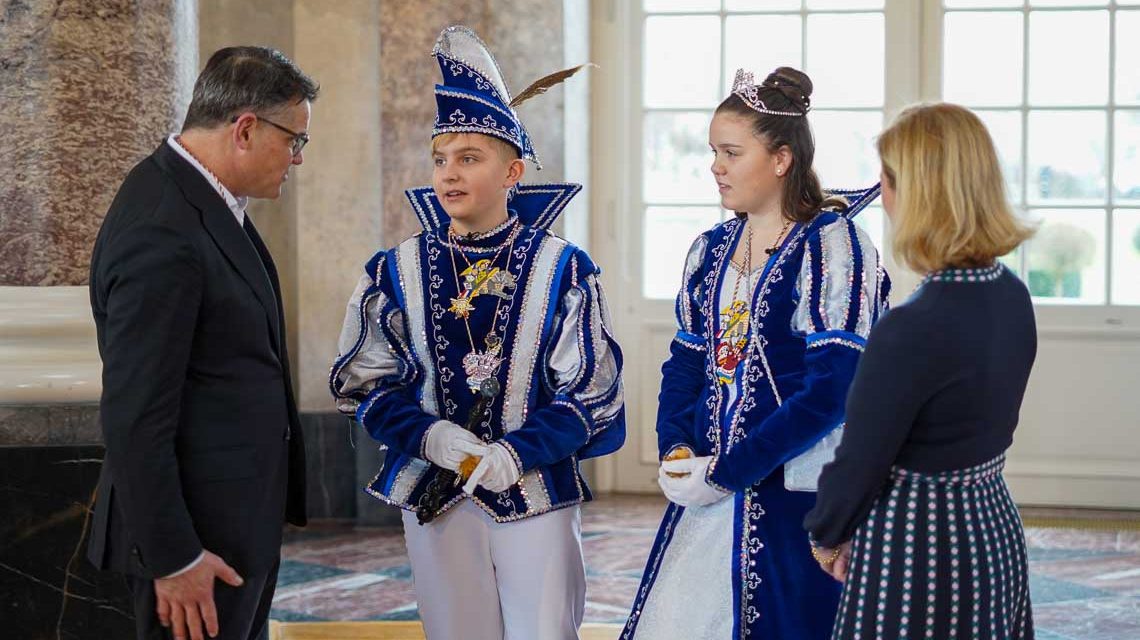 Ministerpräsident Boris Rhein und seine Frau Tanja Raab-Rhein empfangen Wiesbadens Kinderprinzenpaar Emilie I. und Marc I.