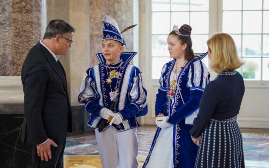 Ministerpräsident Boris Rhein und seine Frau Tanja Raab-Rhein empfangen Wiesbadens Kinderprinzenpaar Emilie I. und Marc I.