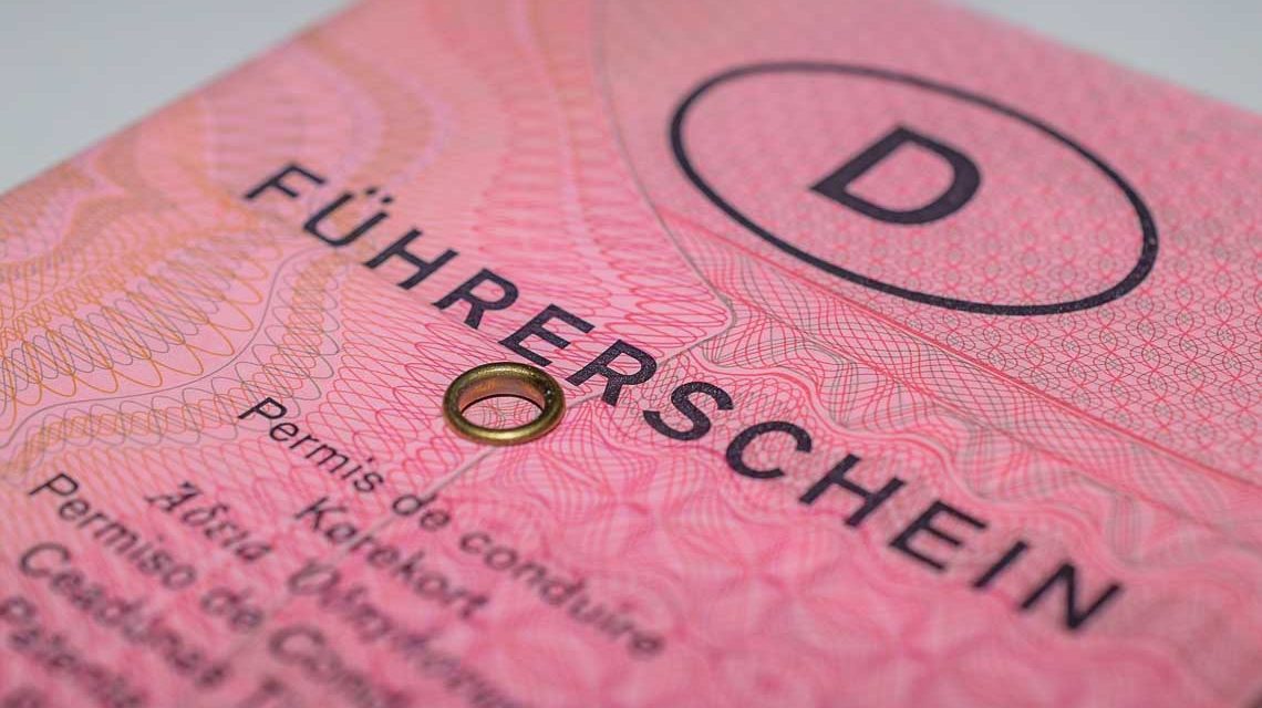 Alter Führerschein aus Papier