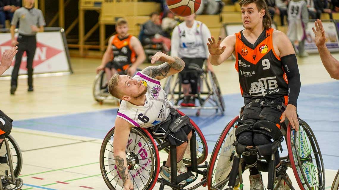 Jim Palmer von den Rhinos im Kampf um den Ball mit Tom McHugh von Hannover United.