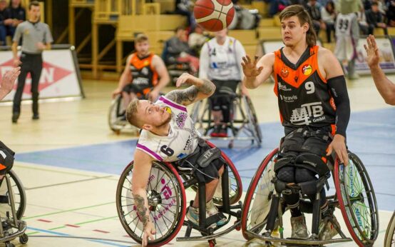 Jim Palmer von den Rhinos im Kampf um den Ball mit Tom McHugh von Hannover United.