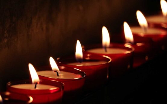 Kerzen symboloisieren Trauer für die Schweigeminute in Hessens Schulen.