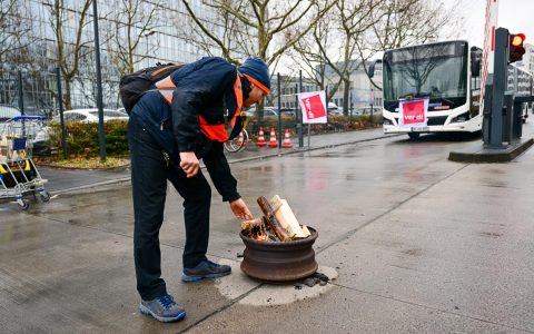 Warnstreik: Das Streikfeuer lodert vor dem Betriebshof von ESWE verkehr