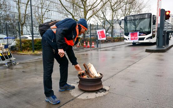 Warnstreik: Das Streikfeuer lodert vor dem Betriebshof von ESWE verkehr