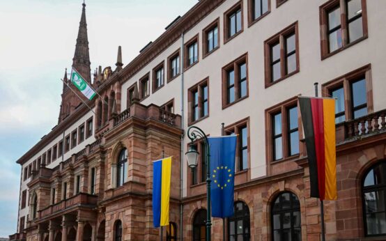 Rathaus zeigt sich solidarisch mit Ukraine und flaggt die ukrainische Fahne.