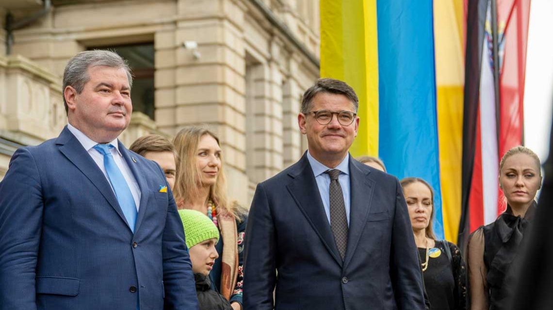 Solidarität: Ministerpräsident Boris Rhein und der Generalkonsul der Ukraine Vadym Kostiuk in Frankfurt