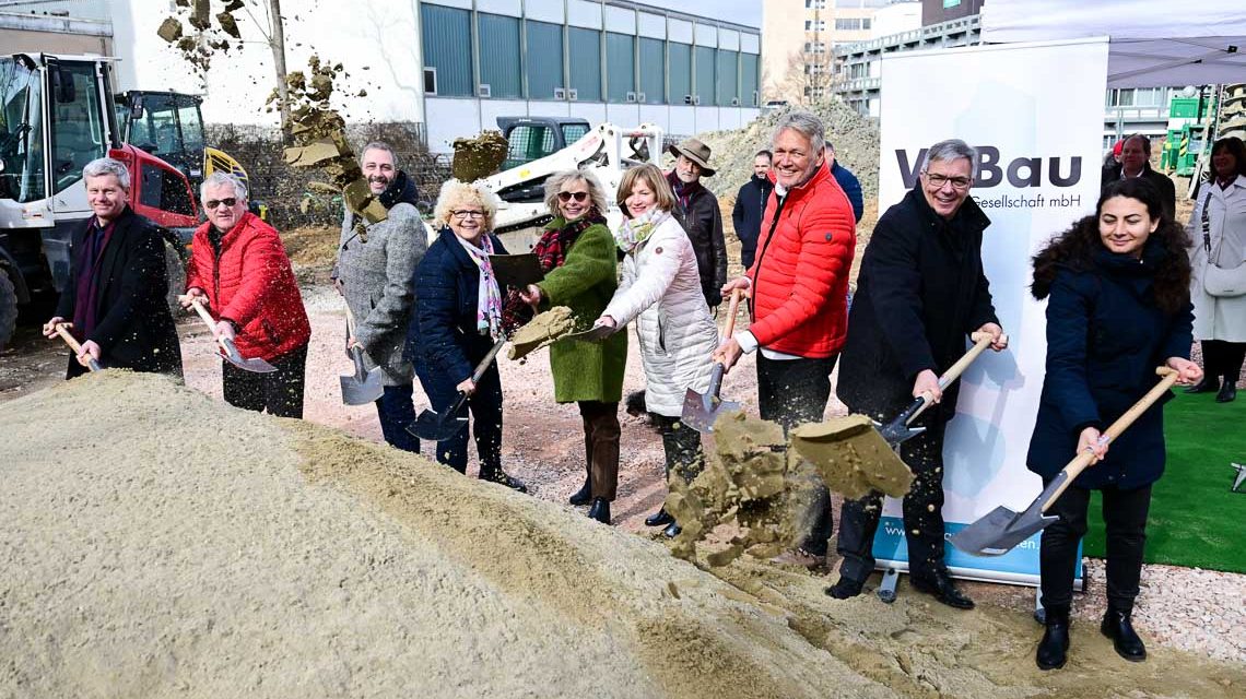 Am Spaten Baudezernent Andreas Kowol, WiBau Geschäftsführer Andreas Guntrum, Michael David, Christa Gabriel (Ausschuss Stadtentwicklung, Planung & Bau), Ortsvorsteherin Dorothee Rhiemeier, Schulleiterin Hildegard Pöppe, Torsten Schön (Architektur Schön), Sportderzernent und Oberbürgermeister Gert-Uwe Mende und Neziha Bener.