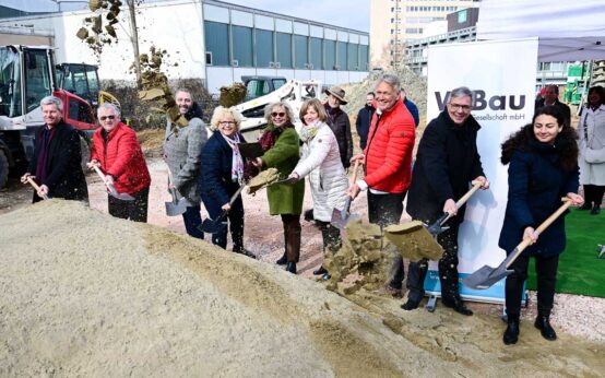 Am Spaten Baudezernent Andreas Kowol, WiBau Geschäftsführer Andreas Guntrum, Michael David, Christa Gabriel (Ausschuss Stadtentwicklung, Planung & Bau), Ortsvorsteherin Dorothee Rhiemeier, Schulleiterin Hildegard Pöppe, Torsten Schön (Architektur Schön), Sportderzernent und Oberbürgermeister Gert-Uwe Mende und Neziha Bener.