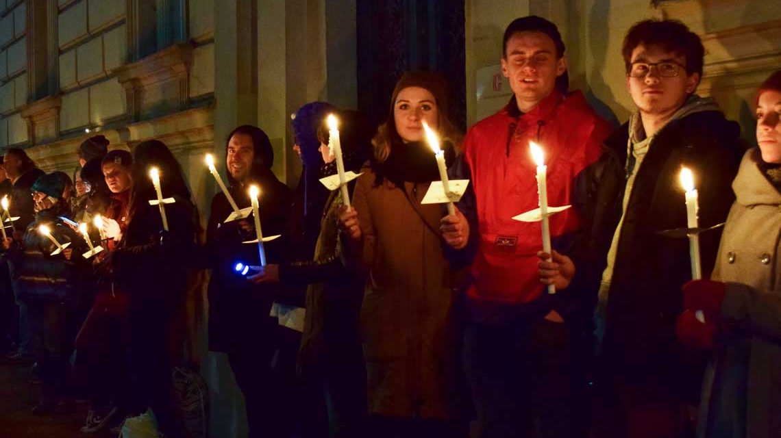 Menschenlichterkette durch die Stadt
