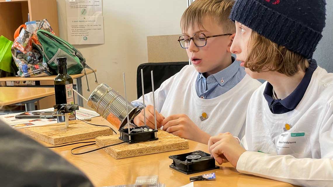 Alexander Brandt (li) und Henri Grandpiere im Klassenzimmer der Wilhelm-Heinrich-von-Riehl-Schule