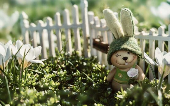 Ostermarkt Symbolfoto, Hase im Garten
