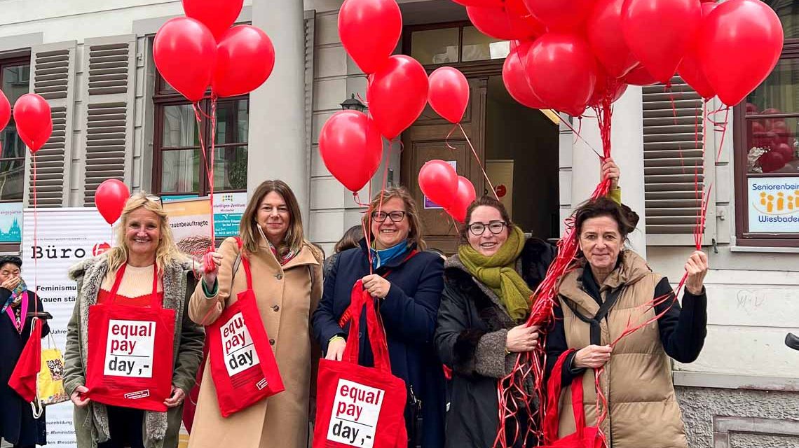 Das Kommunale Frauenreferat zusammen mit Christiane Hinninger am Equal Pay day