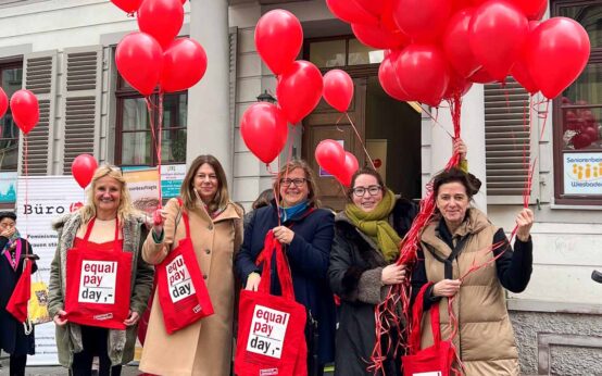 Das Kommunale Frauenreferat zusammen mit Christiane Hinninger am Equal Pay day