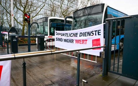 Warnstreik in Wiesabden, Busse bleiben stehen.