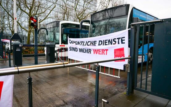 Warnstreik in Wiesabden, Busse bleiben stehen.
