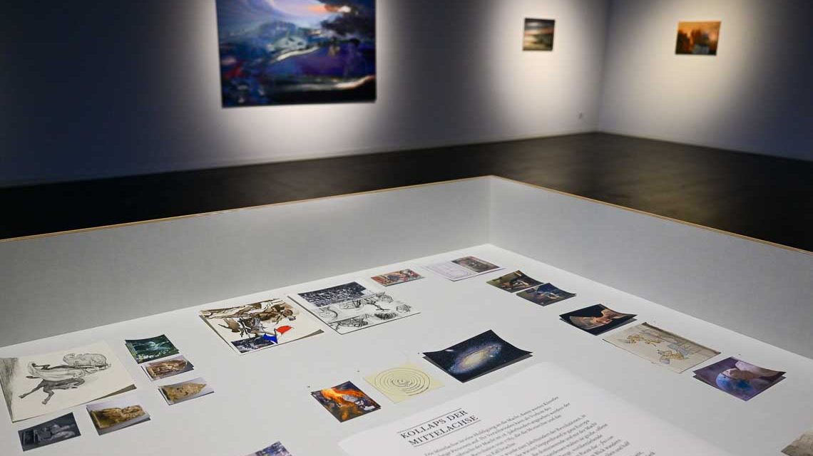 Nick in die Ausstellung von Nina Sten-Knudsen