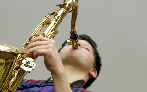 Saxophon Solo eines Schülers, Jahreskonzert