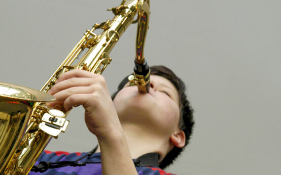 Saxophon Solo eines Schülers, Jahreskonzert