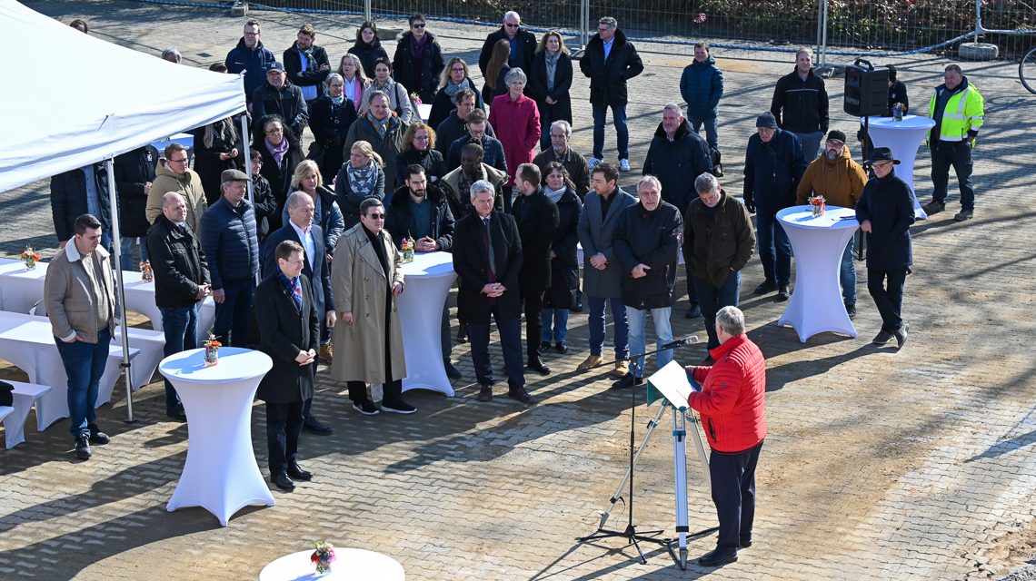 Spatenstich für die neue Zulassungsstelle in Wiesbaden. Andreas Guntrum begrüßt die Gäste.