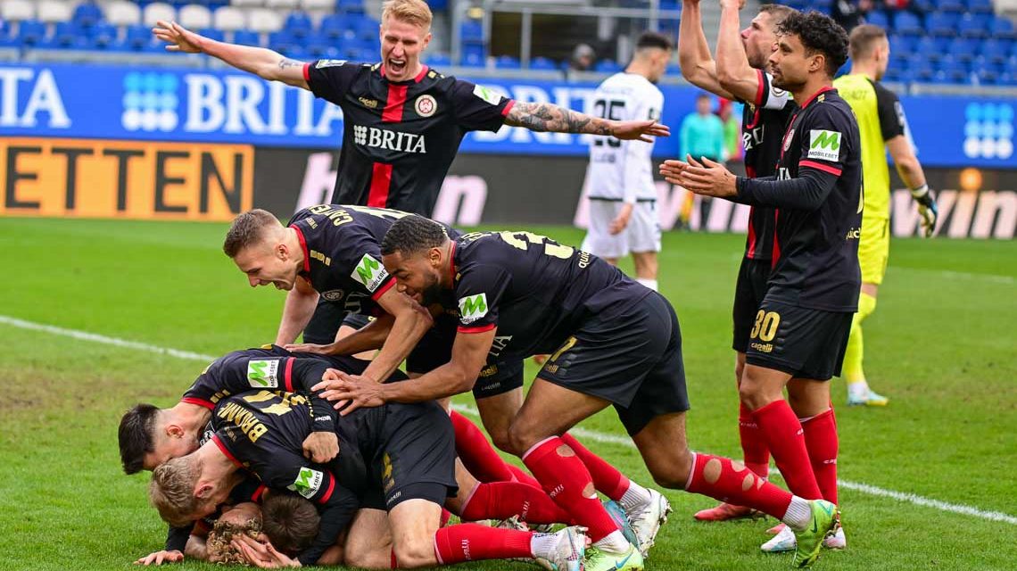 Benedict Hollerbach macht das 2:0 und liegt ganz unten. ©2023 Volker Watschounek