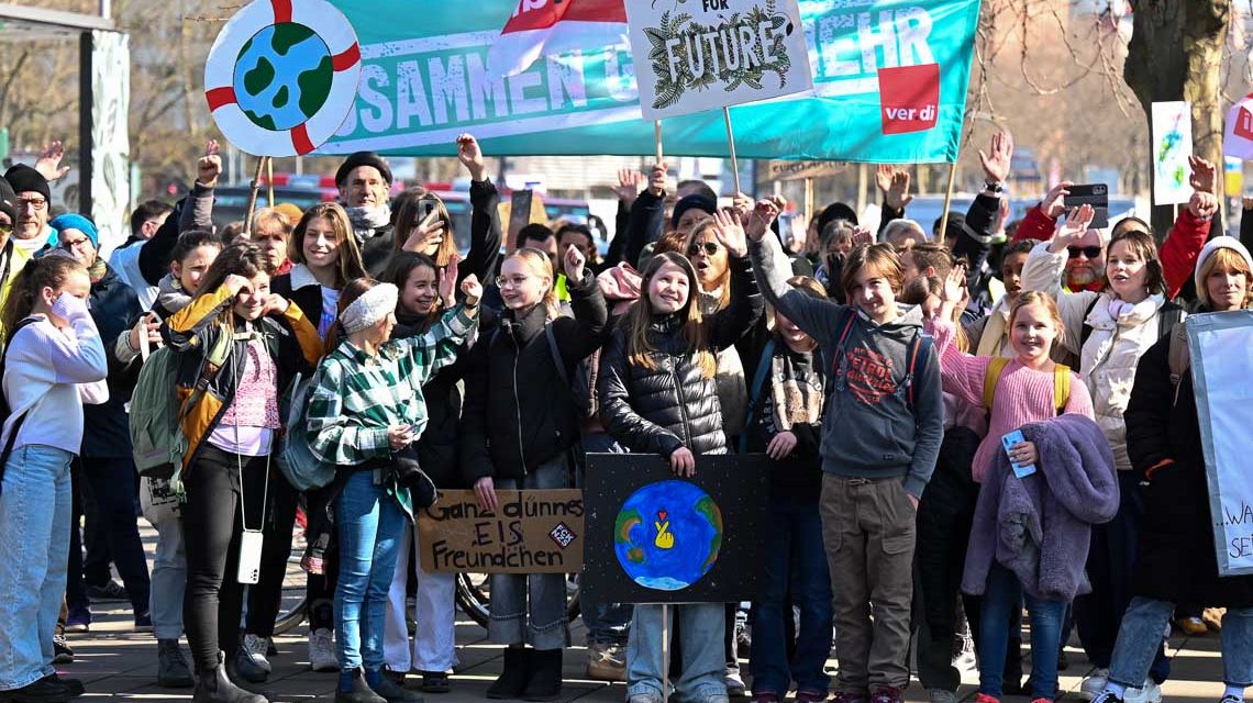 Fridays for Future, eine Klasse mit ihrer Lehrerin auf dem Bahhofsvorplatz.
