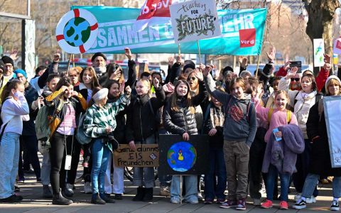 Fridays for Future, eine Klasse mit ihrer Lehrerin auf dem Bahhofsvorplatz.