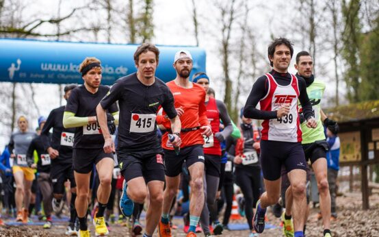 Start für die extreme Strecke beim Berglauf Aus die Platte fertig los.