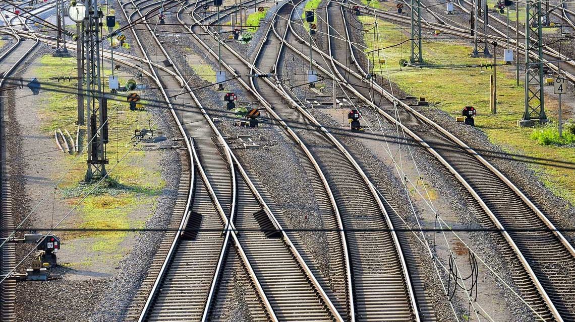 Bahngleise, Weichen, Einfahrt zum Bahnhof