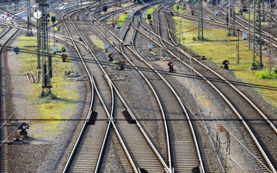 Bahngleise, Weichen, Einfahrt zum Bahnhof