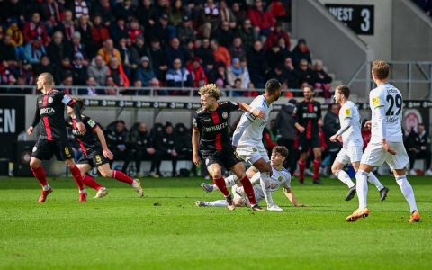 Aufstiegsrennen, Benedikt Hollerbach holt isch den Ball aus dem Mittelfeld.