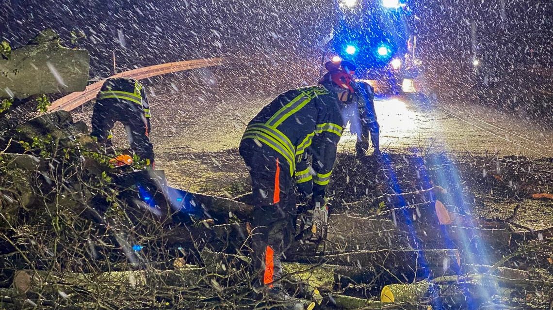 Feuerwehr im Einsatz, Sturm