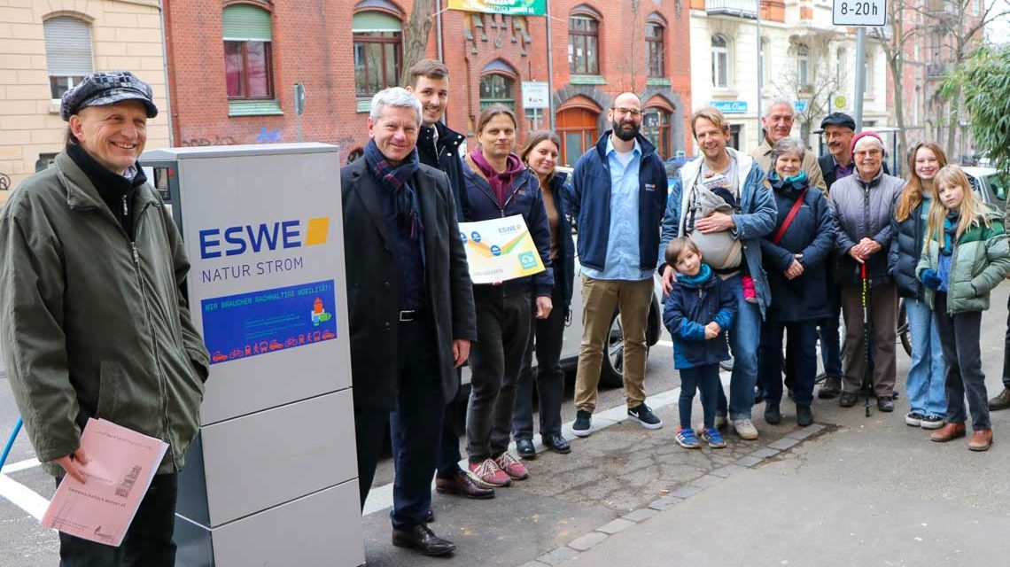 Genossenschafts-Vorstand Udo Schläfer mit Dezernent Andreas Kowol (v. l.), Bewohnern der Blücherstraße 17 und dem ESWE-Team.