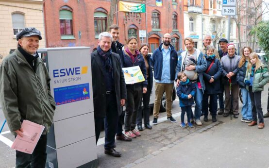 Genossenschafts-Vorstand Udo Schläfer mit Dezernent Andreas Kowol (v. l.), Bewohnern der Blücherstraße 17 und dem ESWE-Team.