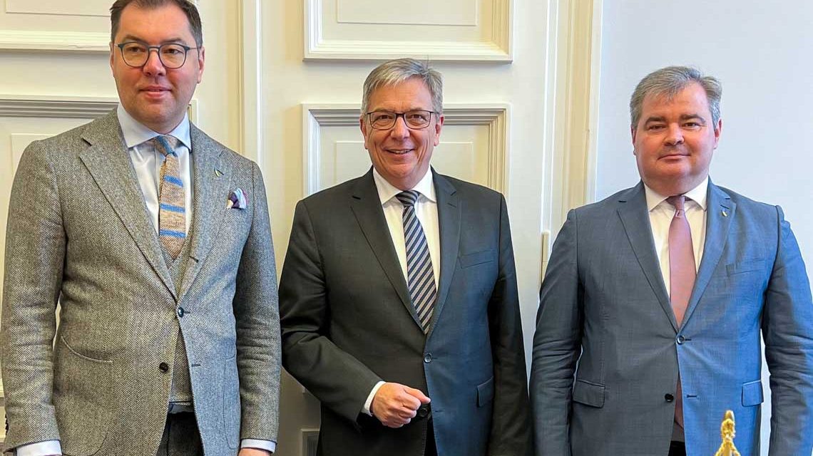 Im Bild OB Gert-Uwe Mende, Botschafter Oleksii Makeiev, Generalkonsul Vadym Kostiuk.