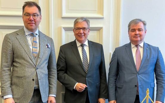 Im Bild OB Gert-Uwe Mende, Botschafter Oleksii Makeiev, Generalkonsul Vadym Kostiuk.