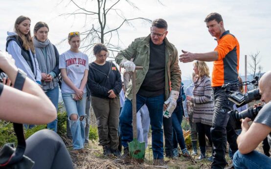 Unser Wald: Boris Rhein bei einer Baumpflanzaktion