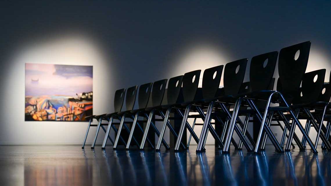 Stuhlreihen im Kunsthaus: Frauen in der Kunst