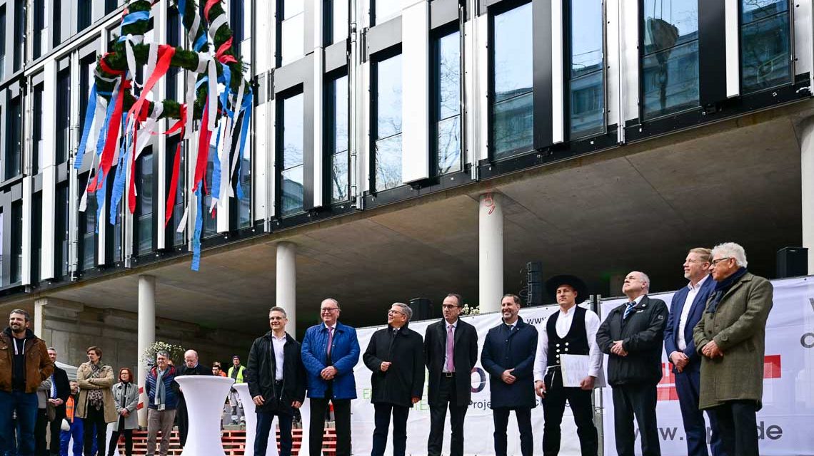 Richtfest vom Oak House m neuen Behördenstandort in Wiesbaden: v.l.n.r.: Michael Fuchs, Geschäftsführer des Generalübernehmer Adolf Lupp GmbH + Co KG; Klaus Kirchberger, Vorsitzender der Geschäftsführung der OFB Projektentwicklung GmbH; Gert-Uwe Mende, Oberbürgermeister der hessischen Landeshauptstadt Wiesbaden; Michael Boddenberg, Hessischer Minister der Finanzen; Daniel Muth, Vizepräsident des Hessischen Landeskriminalamtes; Joshua Kühn, Polier des Generalübernehmer Adolf Lupp GmbH; Thomas Platte, Direktor des Landesbetriebs Bau und Immobilien Hessen; Heiko Durth, Präsident von Hessen Mobil; Jürgen Engel, Geschäftsführender Gesellschafter KSP Engel GmbH