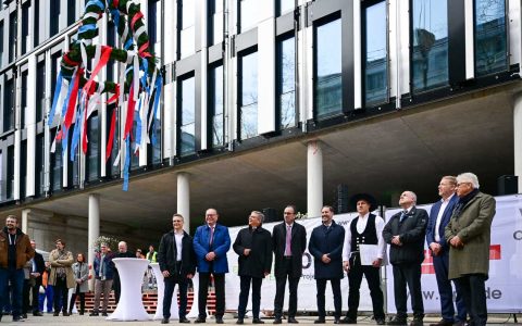 Richtfest vom Oak House m neuen Behördenstandort in Wiesbaden: v.l.n.r.: Michael Fuchs, Geschäftsführer des Generalübernehmer Adolf Lupp GmbH + Co KG; Klaus Kirchberger, Vorsitzender der Geschäftsführung der OFB Projektentwicklung GmbH; Gert-Uwe Mende, Oberbürgermeister der hessischen Landeshauptstadt Wiesbaden; Michael Boddenberg, Hessischer Minister der Finanzen; Daniel Muth, Vizepräsident des Hessischen Landeskriminalamtes; Joshua Kühn, Polier des Generalübernehmer Adolf Lupp GmbH; Thomas Platte, Direktor des Landesbetriebs Bau und Immobilien Hessen; Heiko Durth, Präsident von Hessen Mobil; Jürgen Engel, Geschäftsführender Gesellschafter KSP Engel GmbH